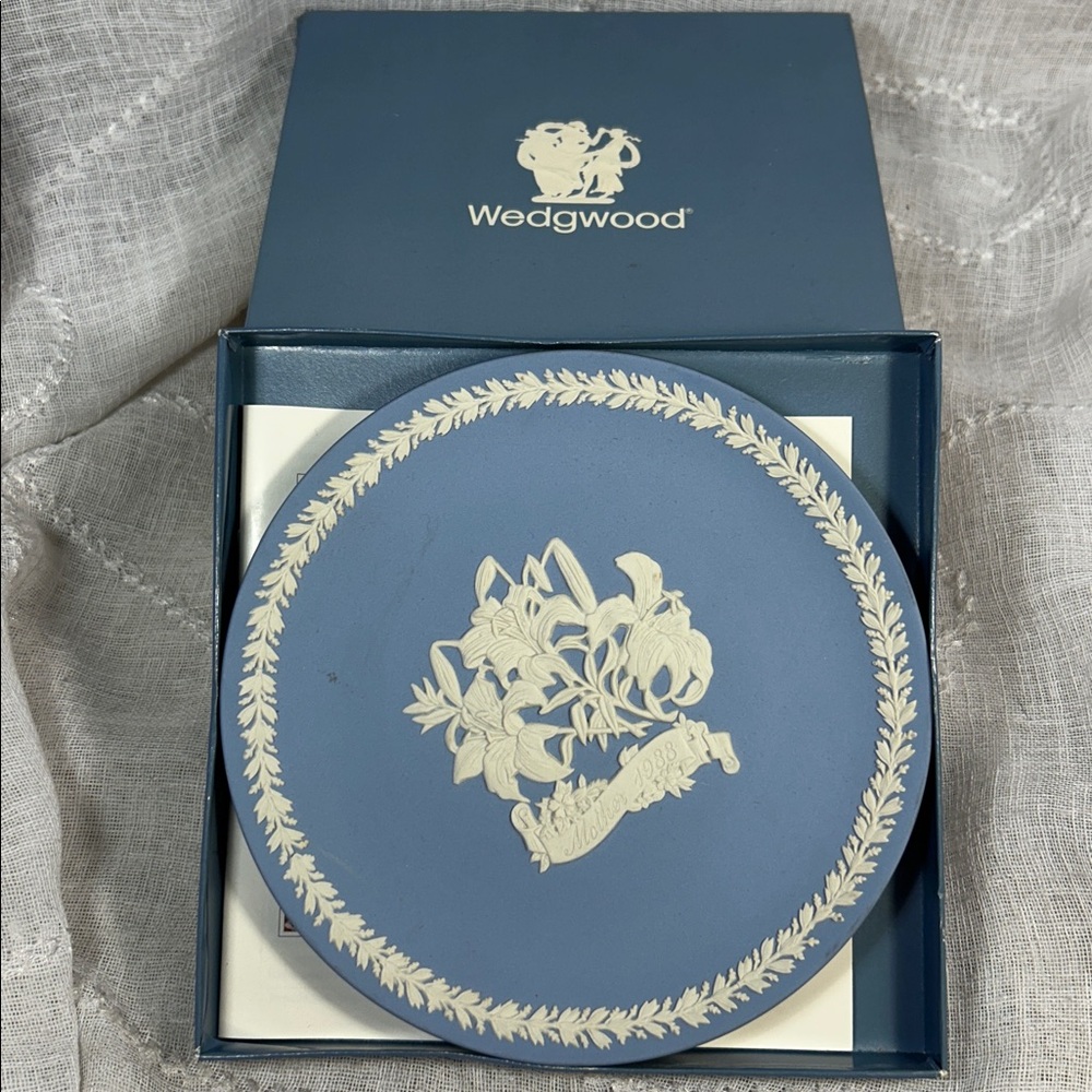 NWT Wedgwood 1988 Mother plate Lily in original box and catalog - Picture 11 of 11